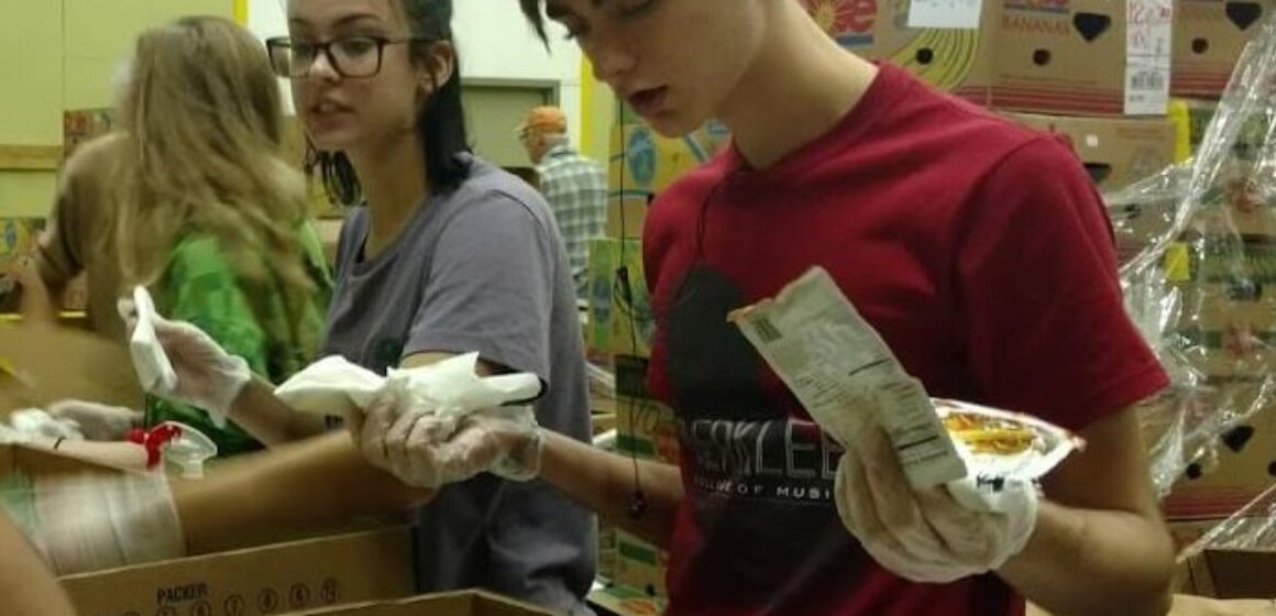 Fall 2016 Community Service Day at the Feeding America Food Bank