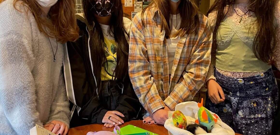 Spanish Class reading Llam en Lima