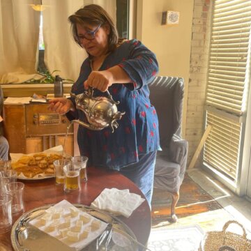 Lunch Tea - 4 Pouring French Tea